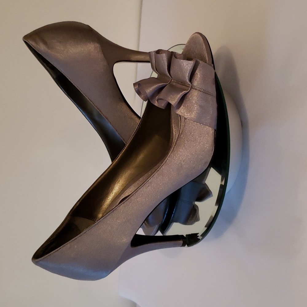 Nina pair of heels/shoes size 7.5 Excellent pre owned condition with a Peep toe
